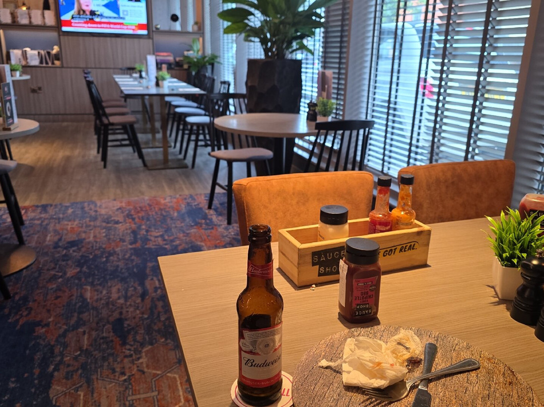 埃克塞特莱昂纳多酒店主图