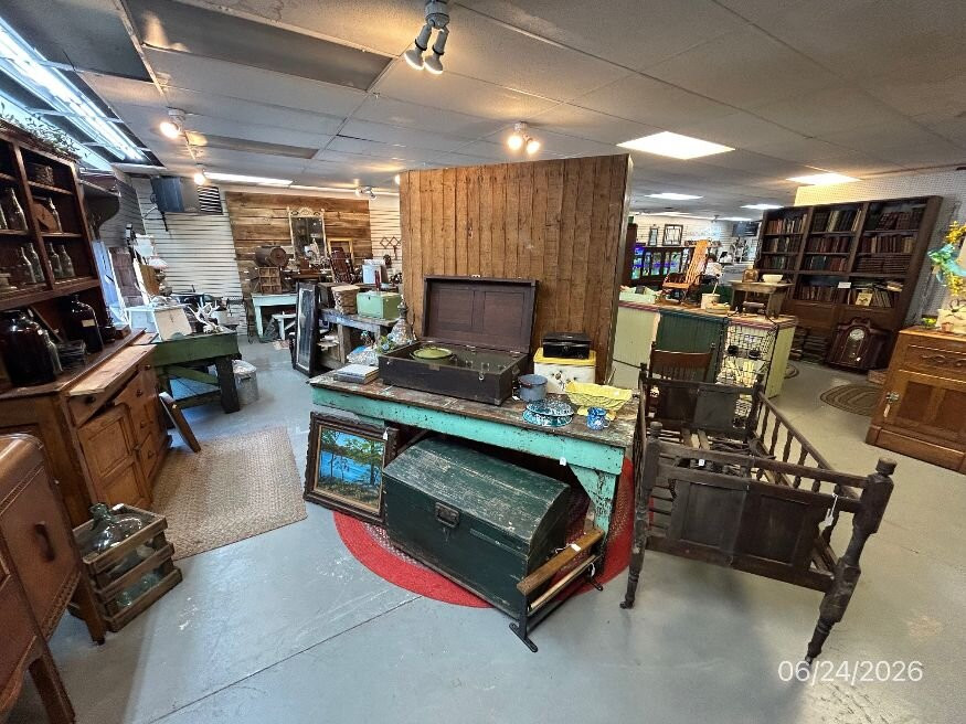 Thirteen Pines Trading Co.-Bedford必去景点