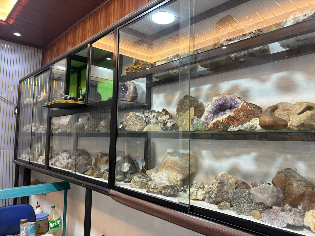 Bandara Gems