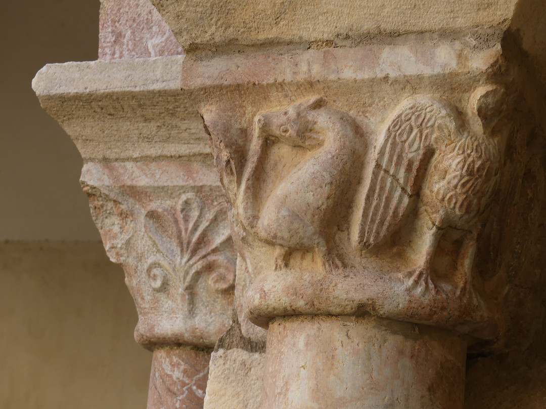 Eglise Saint Michel , le cloitre et le linteau-Saint Genis des Fontaines必去景点