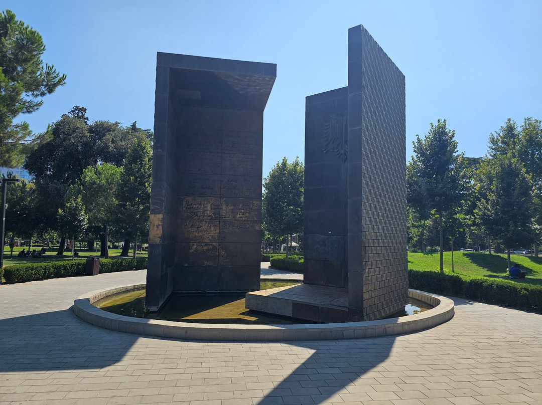 Independence Monument-地拉那必去景点