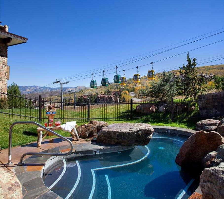 Shadowbrook Condominiums主图