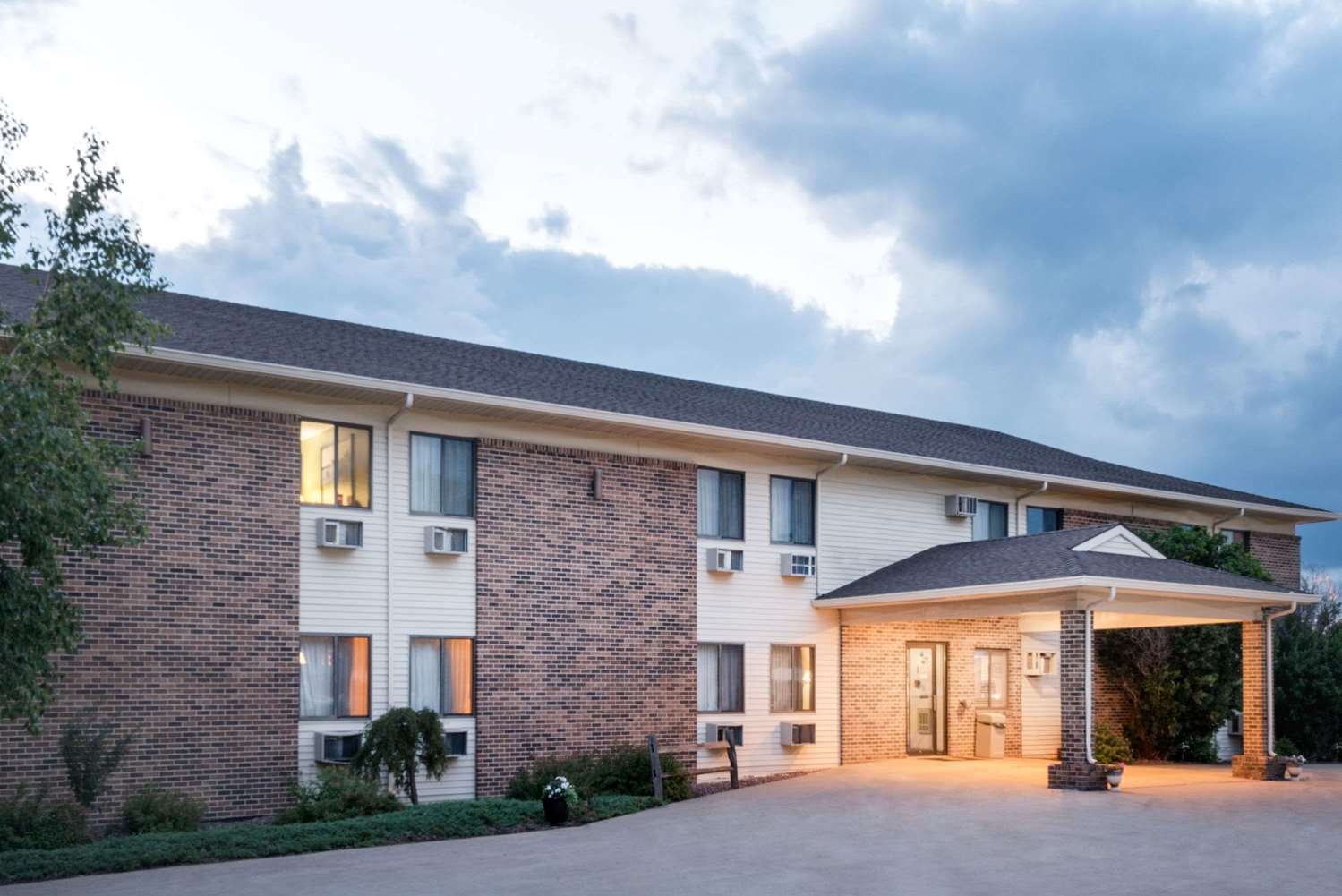 Super 8 by Wyndham Milbank SD-官方