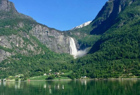 Urnes Gard og Hjortefarm