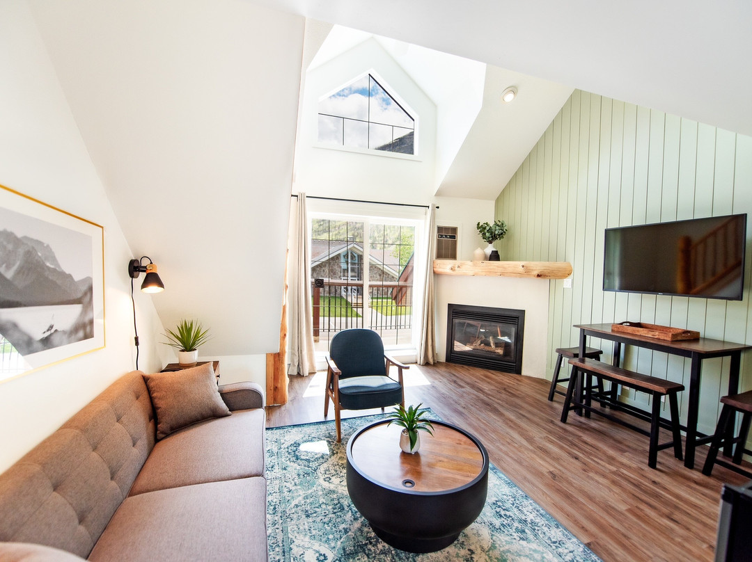 Waterton Glacier Inn & Suites