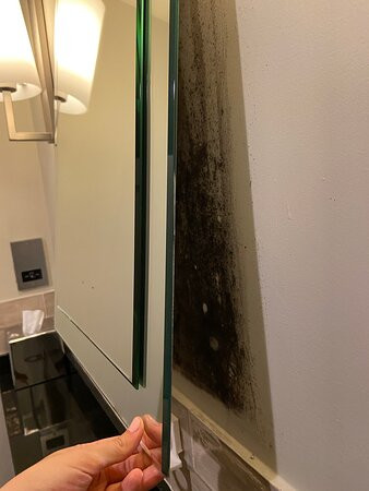 Saracens Head Hotel主图