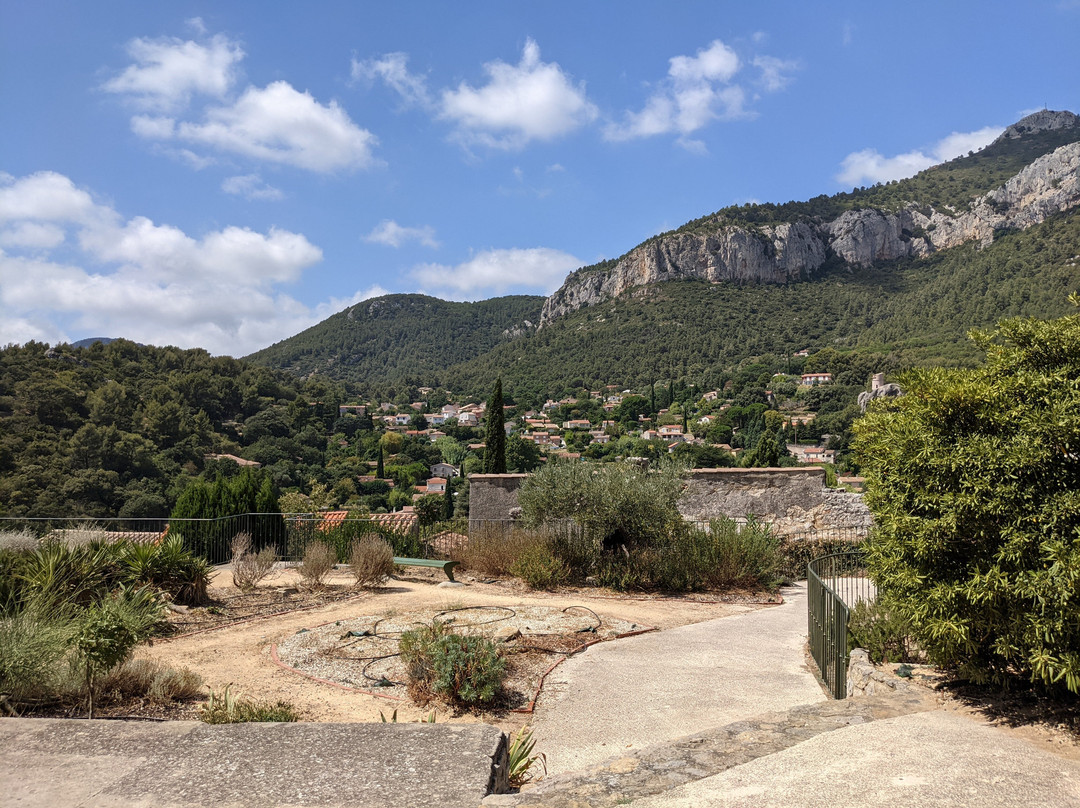 Ruelles Du Village Et Tour Sarrazine景点图片