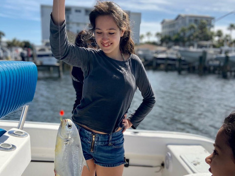 Scallywag Charters Inc.-德斯廷必去景点