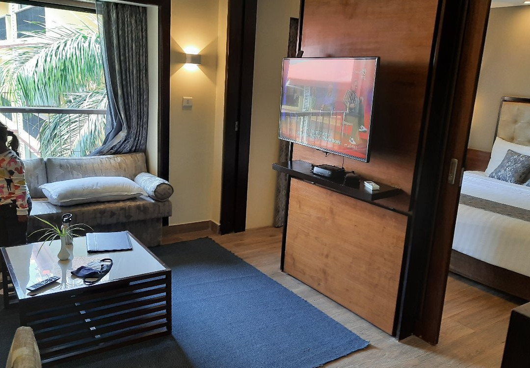 德尔丁套房酒店主图