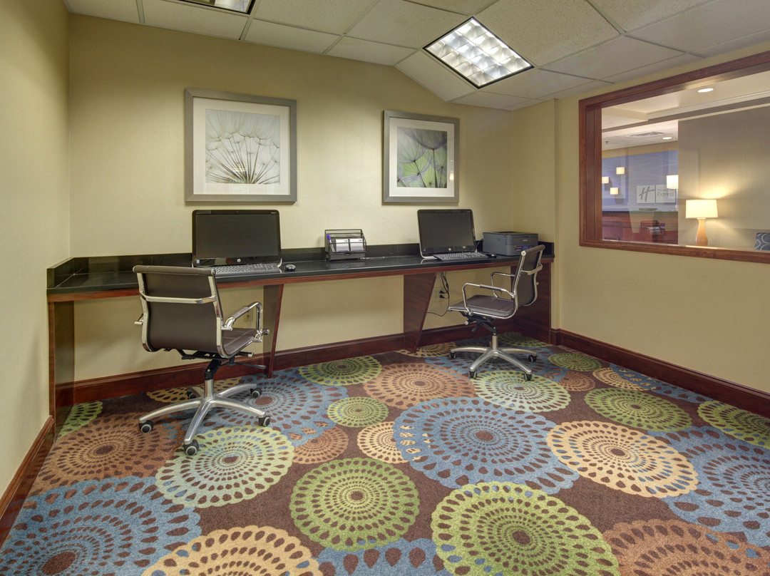 Holiday Inn Express & Suites Emporia By IHG主图