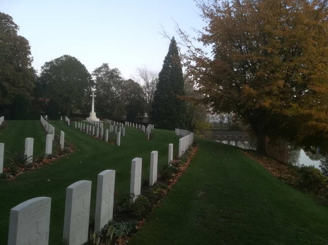 Ramparts Cemetery景点图片