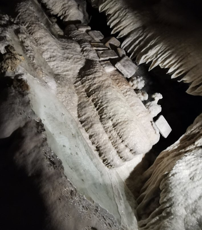 Les Grottes Petrifiantes景点图片