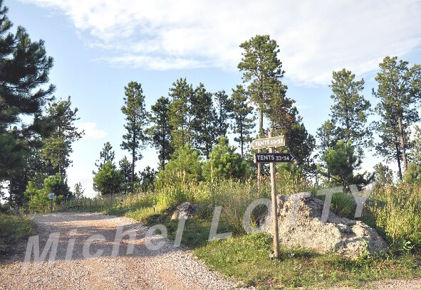 Under Canvas Mount Rushmore主图