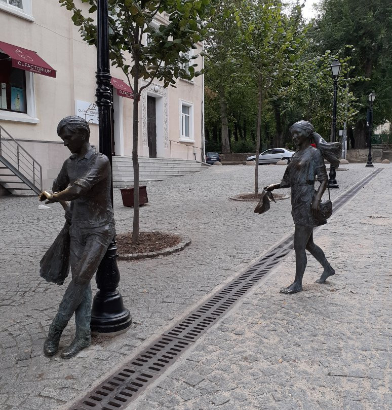 Sculpture of Lovers-基希讷乌必去景点