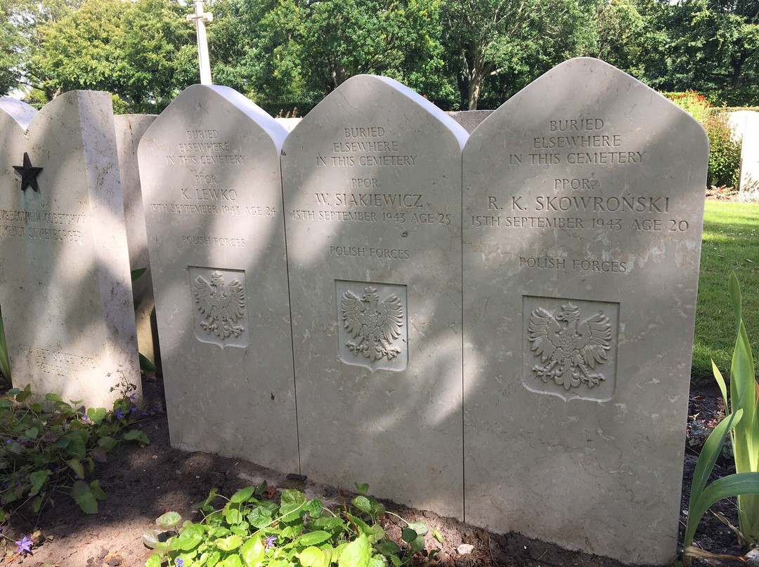 Favrlund Gravlund (War cemetery)景点图片