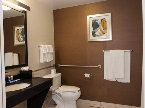 舒适套房酒店阿克伦南主图