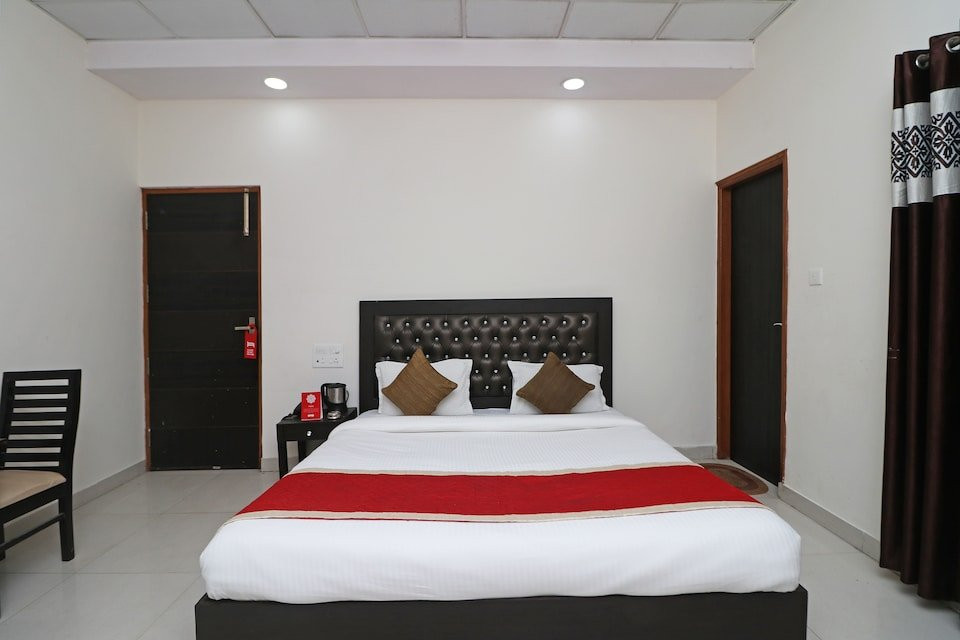 OYO 11717 Gold Star Suits主图