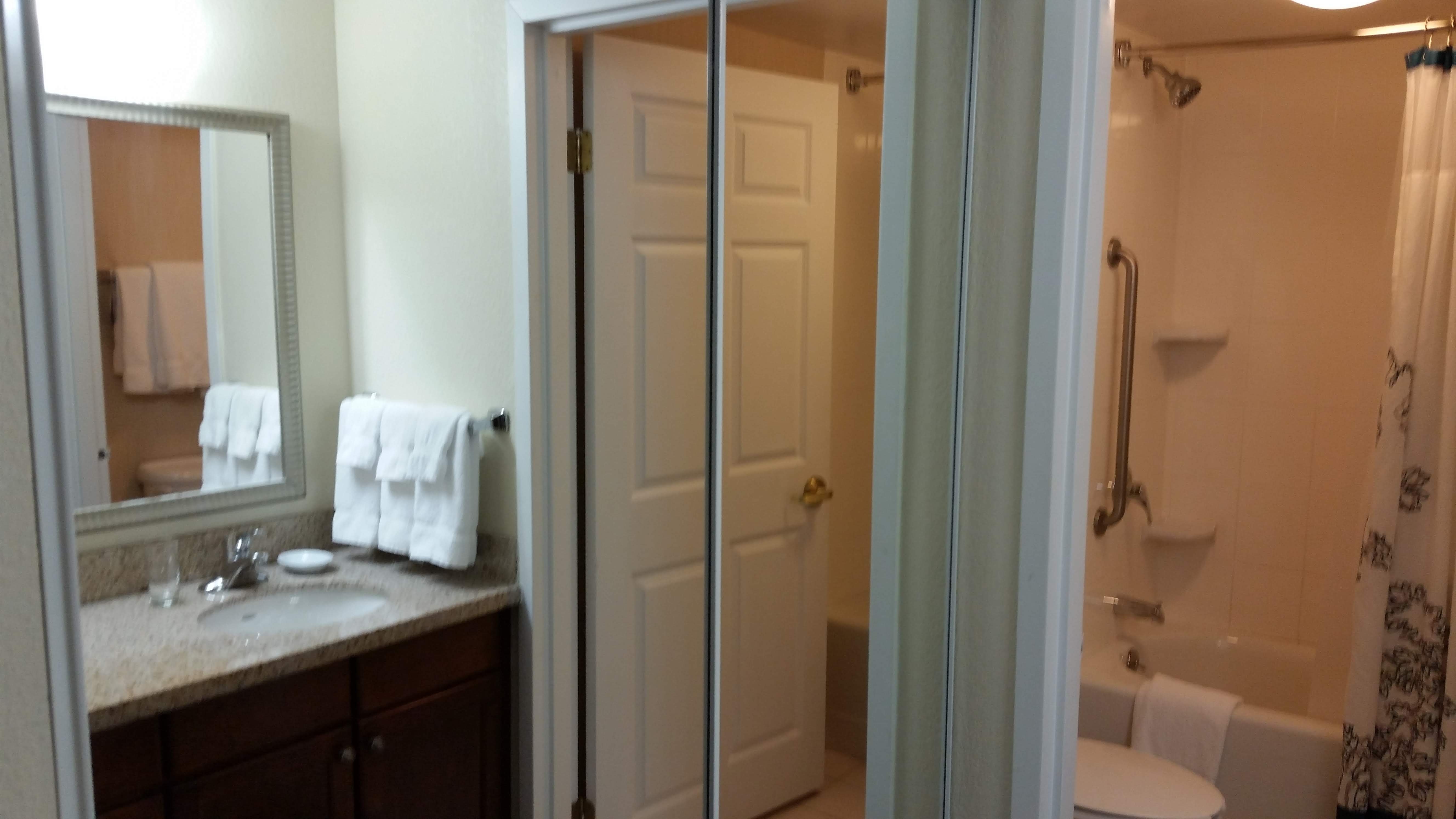 Residence Inn by Marriott Whitby-浴室