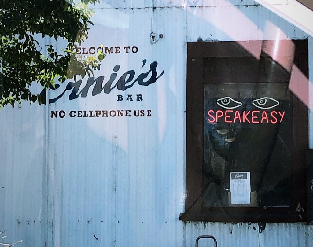 Ernie's Tin Bar-佩塔卢马必去景点