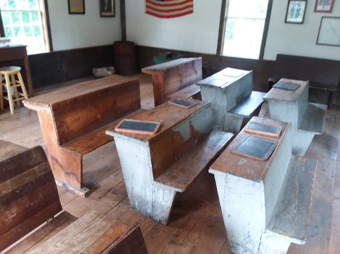 Eureka Schoolhouse and Baltimore Covered Bridge-Springfield必去景点