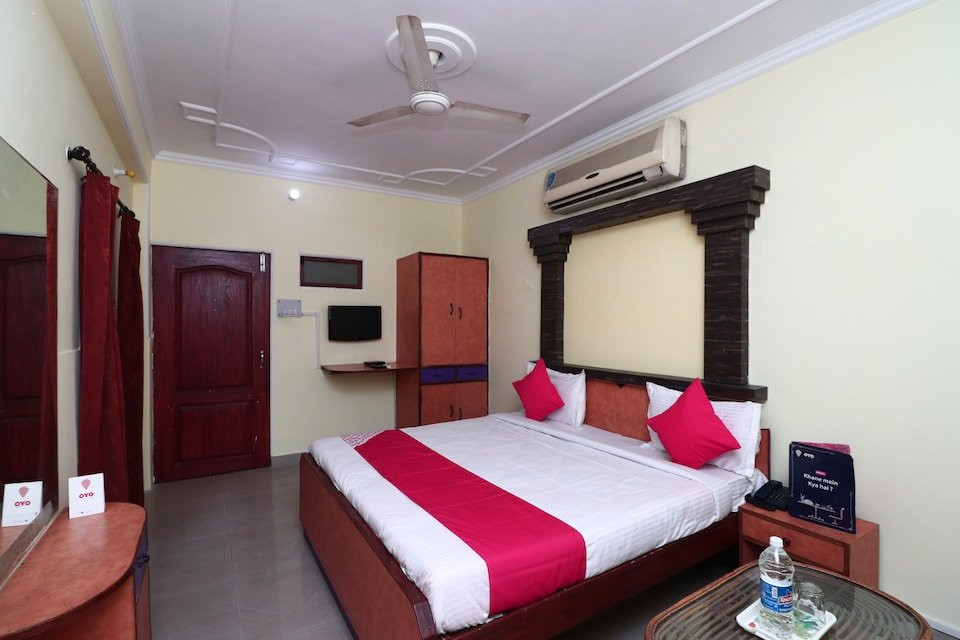 OYO 16057 Hotel Centre Point