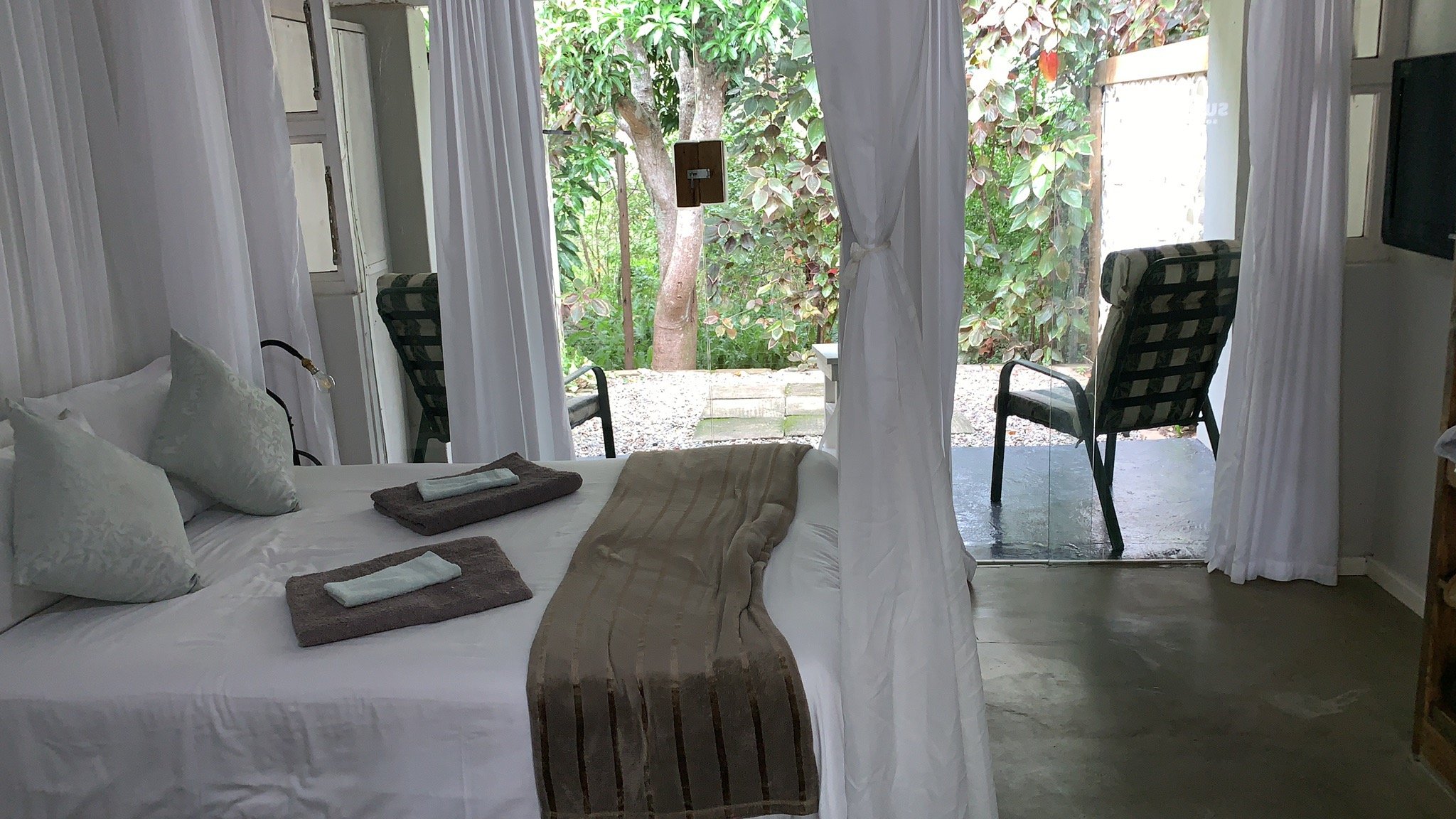 Barefoot B & B-官方