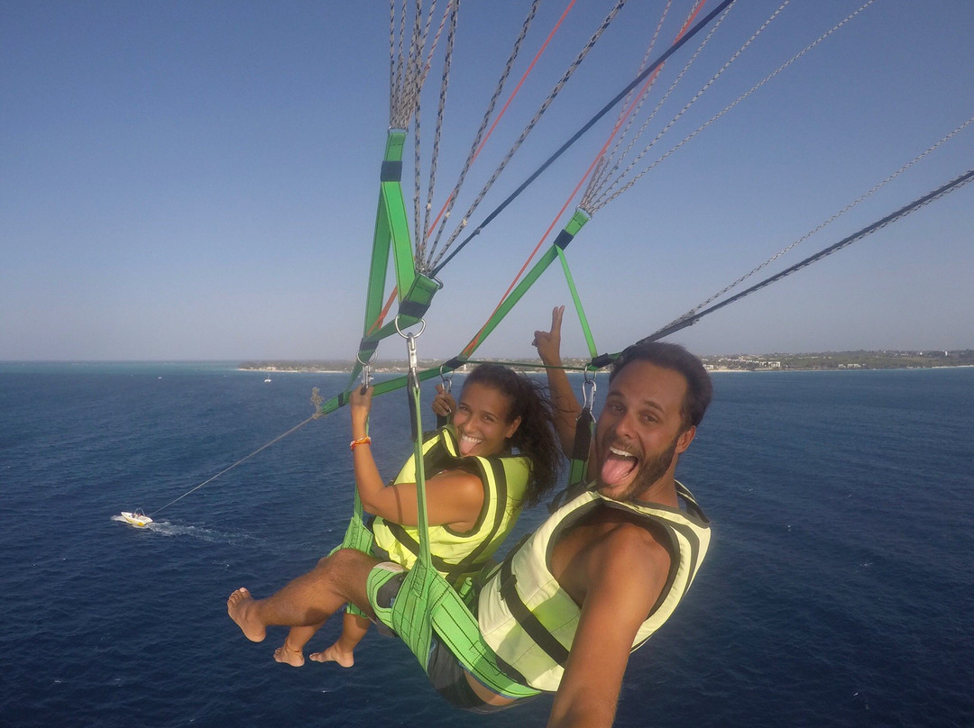 Zanzibar Parasailing景点图片