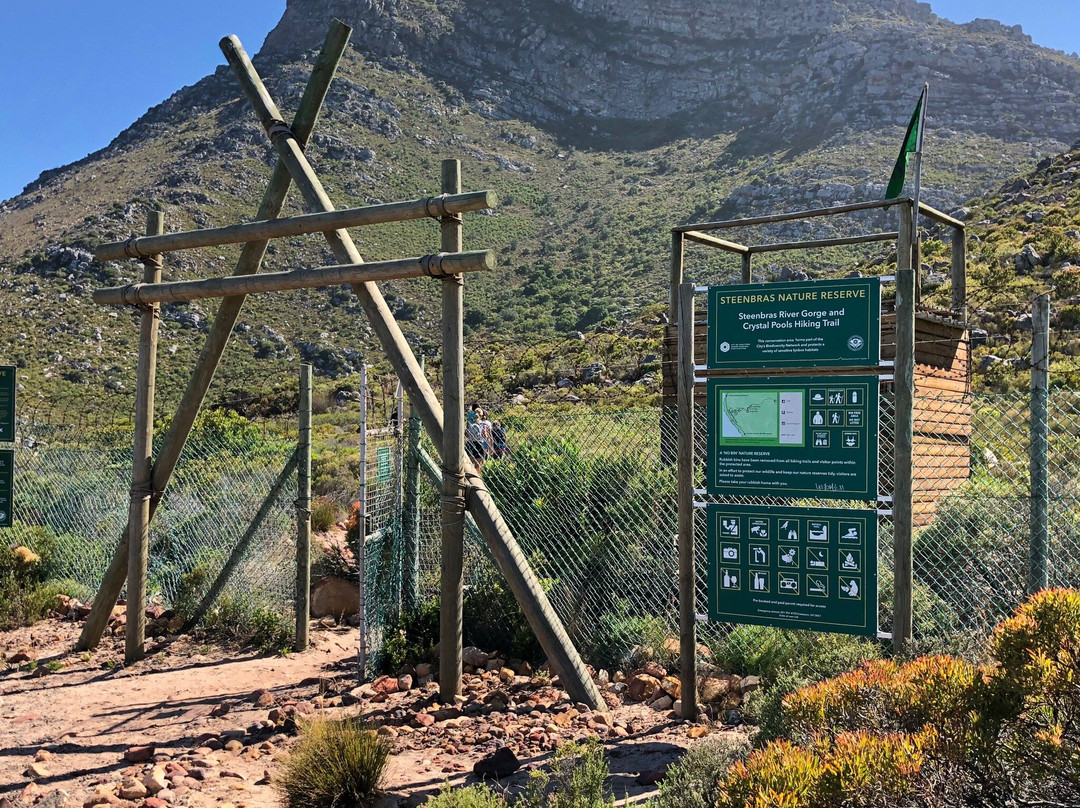 Crystal Pools Hiking Trail-高登湾必去景点