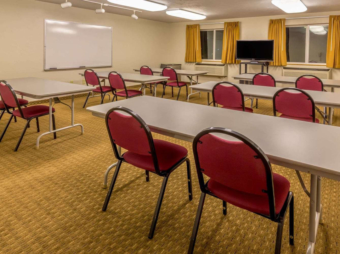 伍德本速8酒店主图