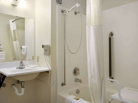 亚历山大明尼苏达州速8酒店主图