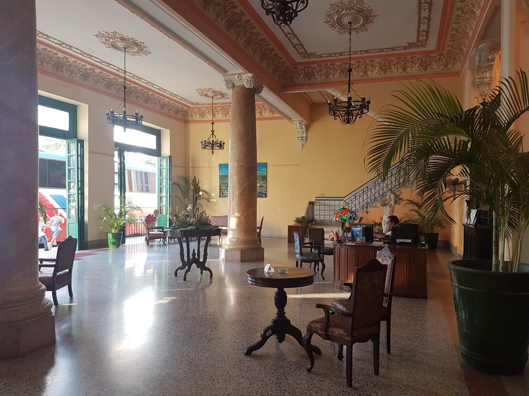 Hoteles E Velasco Louvre主图