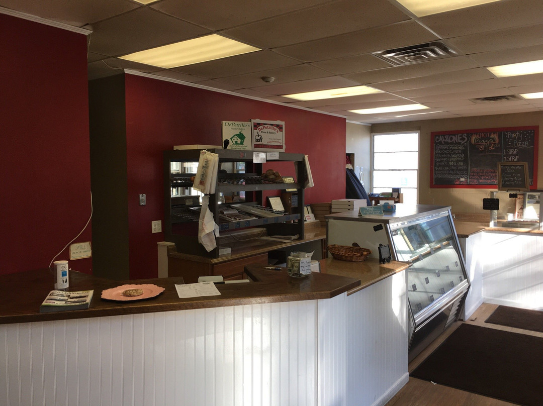 Glocester餐馆和美食-DePetrillos Pizza & Bakery of Glocester