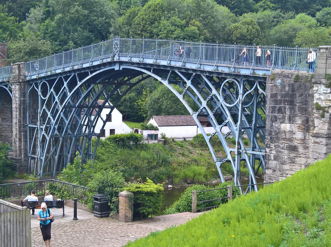 The Iron Bridge and Tollhouse景点图片