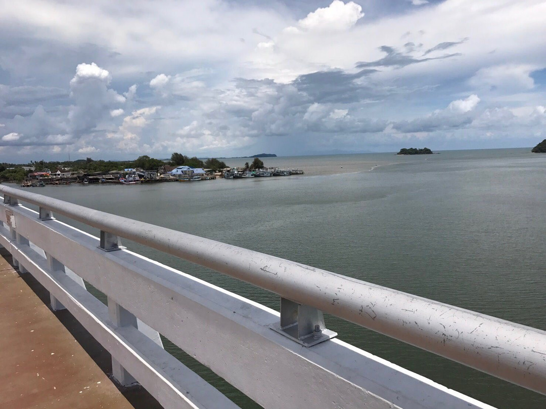 Taksin Maharat Bridge (Laem Singha Bridge)-他迈必去景点