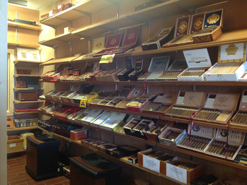 Livonia Cigar Bar, a Smokys Lounge-利沃尼亚必去景点