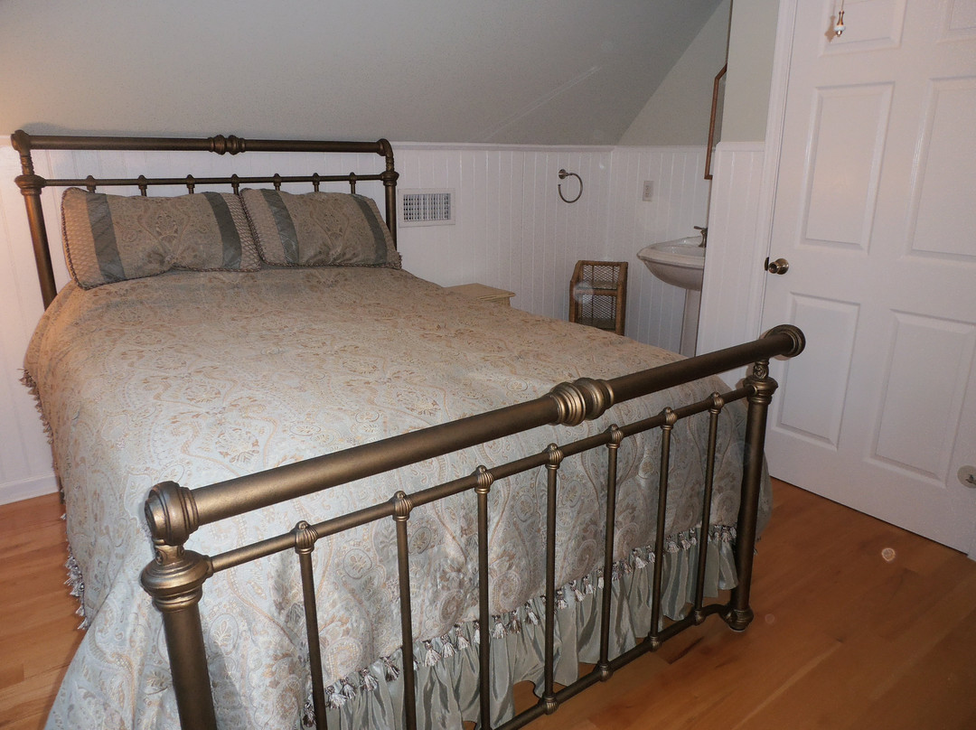 Tudor Oaks Inn主图