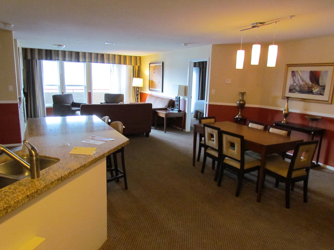 奥索尤斯假日套房酒店