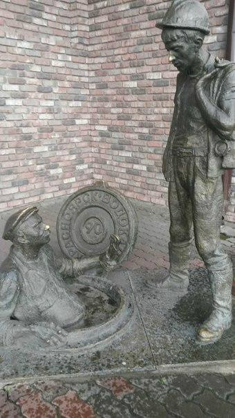 Sculpture Uncle Yasha and Trainee景点图片