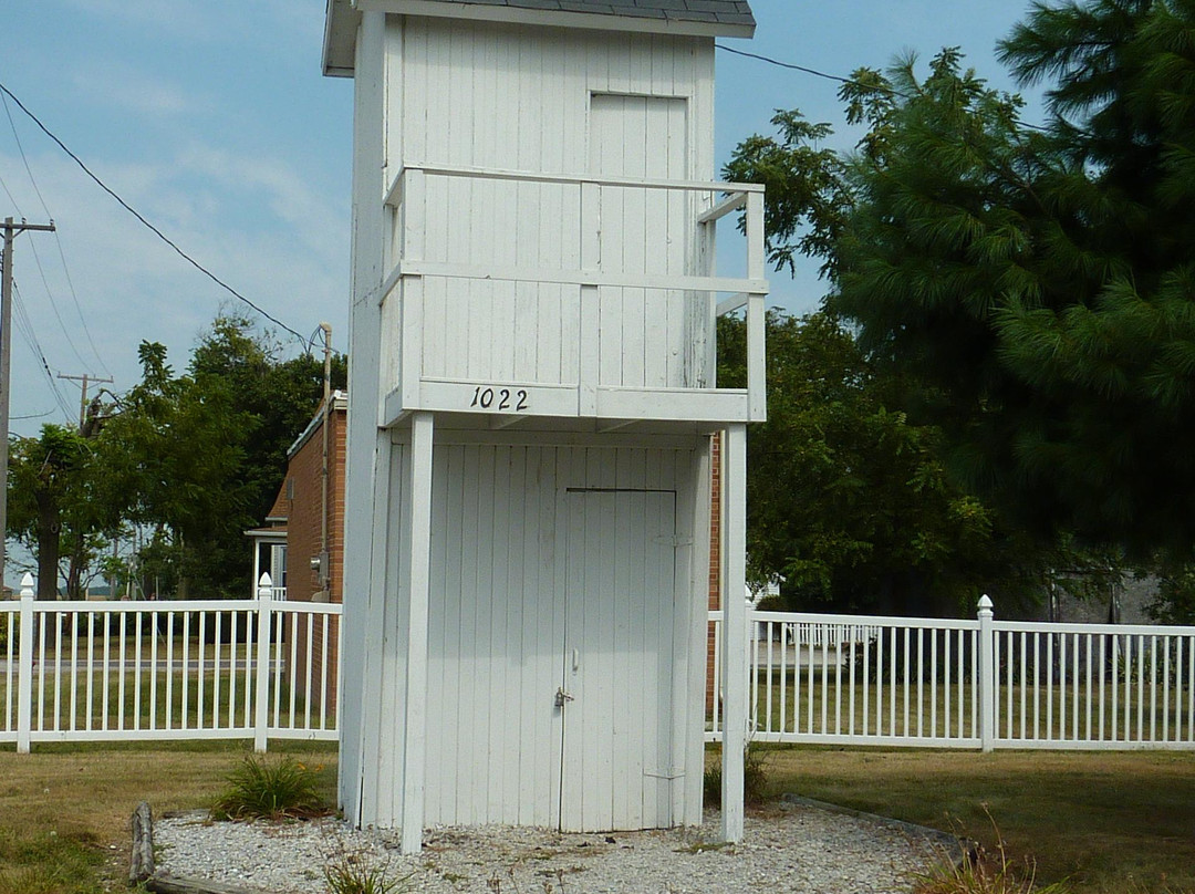 Two Story Outhouse-Gays必去景点