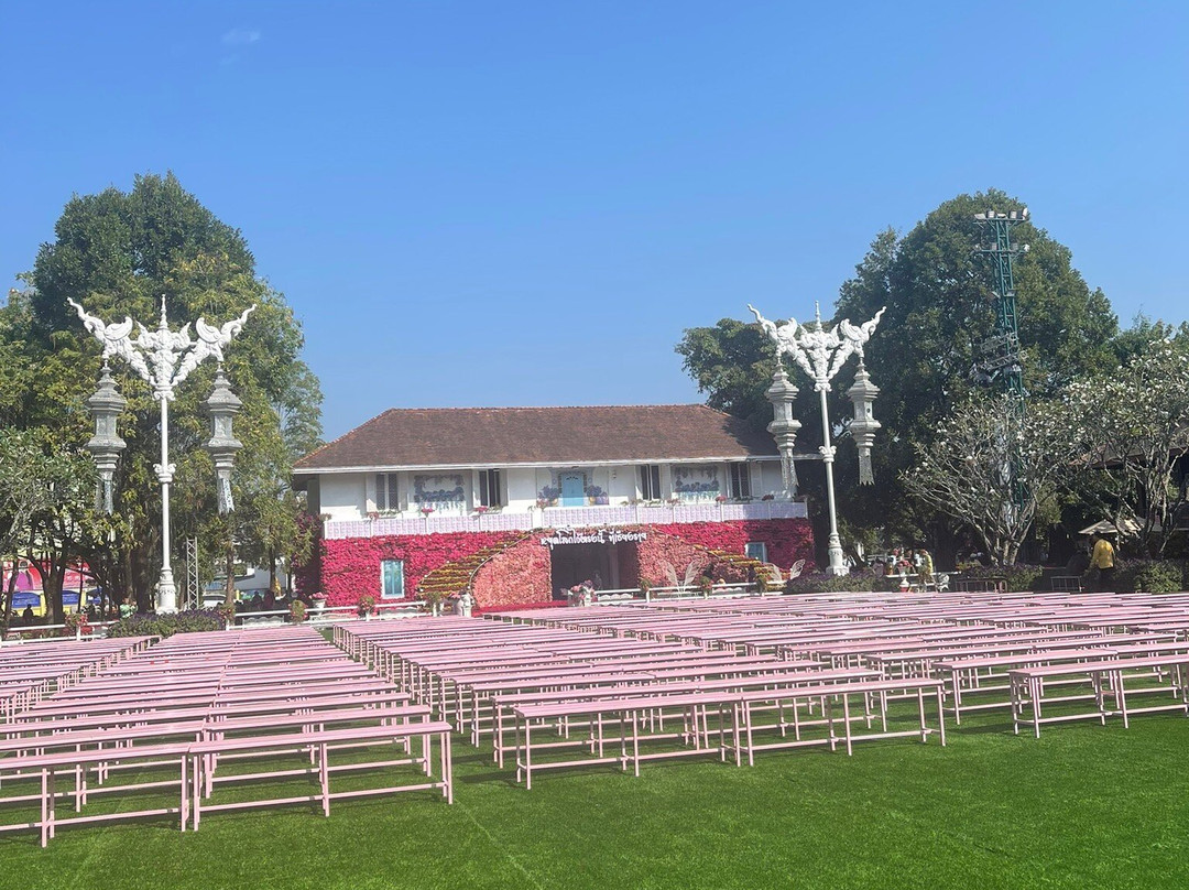 75 Anniversary Flag And Lamp Park-维昂必去景点
