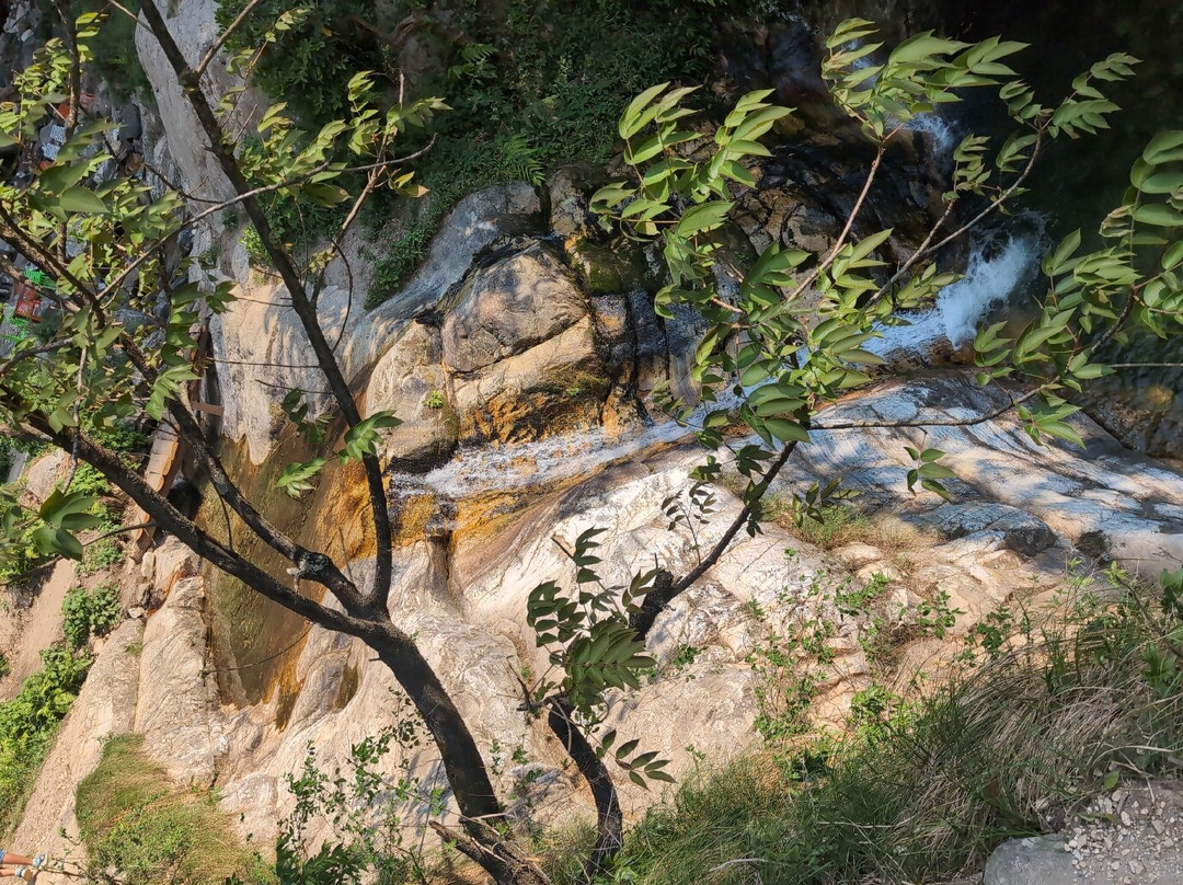 Chhoie Waterfall景点图片