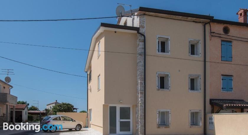 Lana House With Apartments