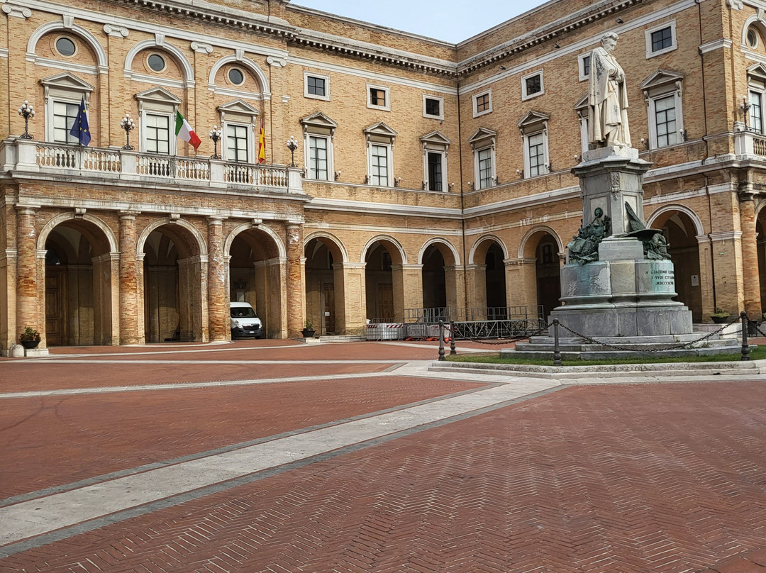Piazza Giacomo Leopardi e Palazzo Comunale-Recanati必去景点