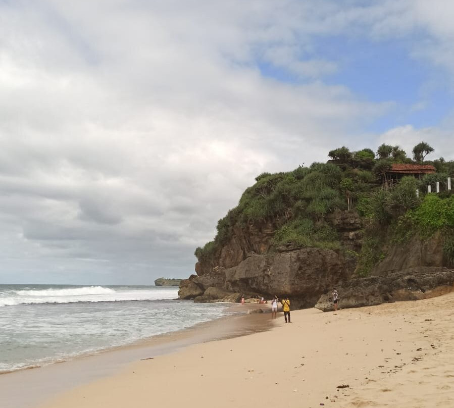 Watulawang Beach景点图片