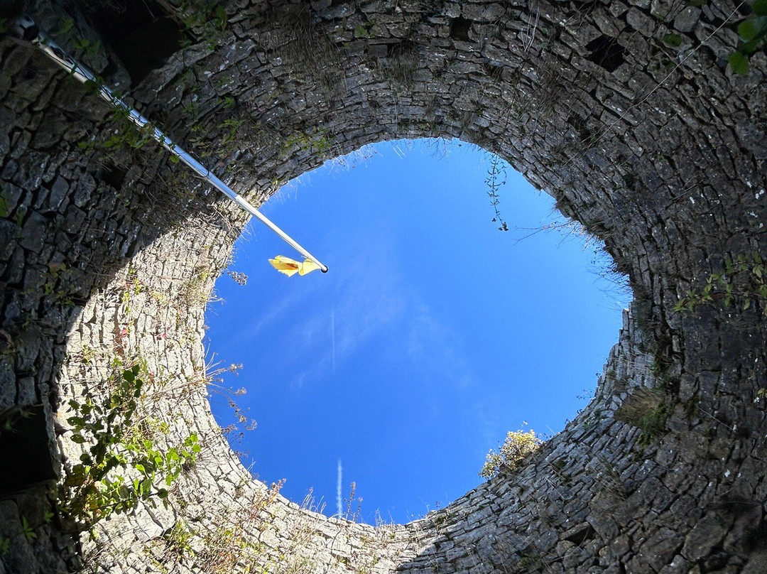 Les Ruines Medievales de Poilvache景点图片