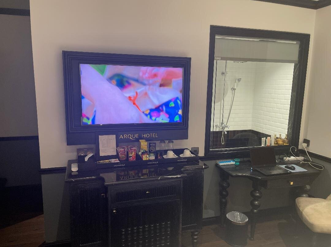 Monarque Hotel主图