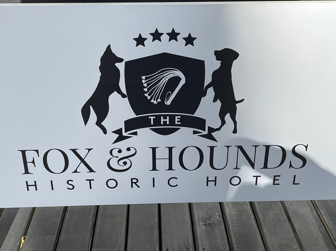 狐狸和猎犬酒店主图