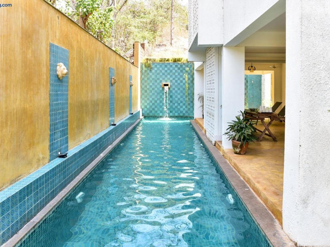 La Mer with Pool, Kitchen, Pool Table, Wifi & Security, 10 Mins to Candolim Beach & 5 Mins to Casino