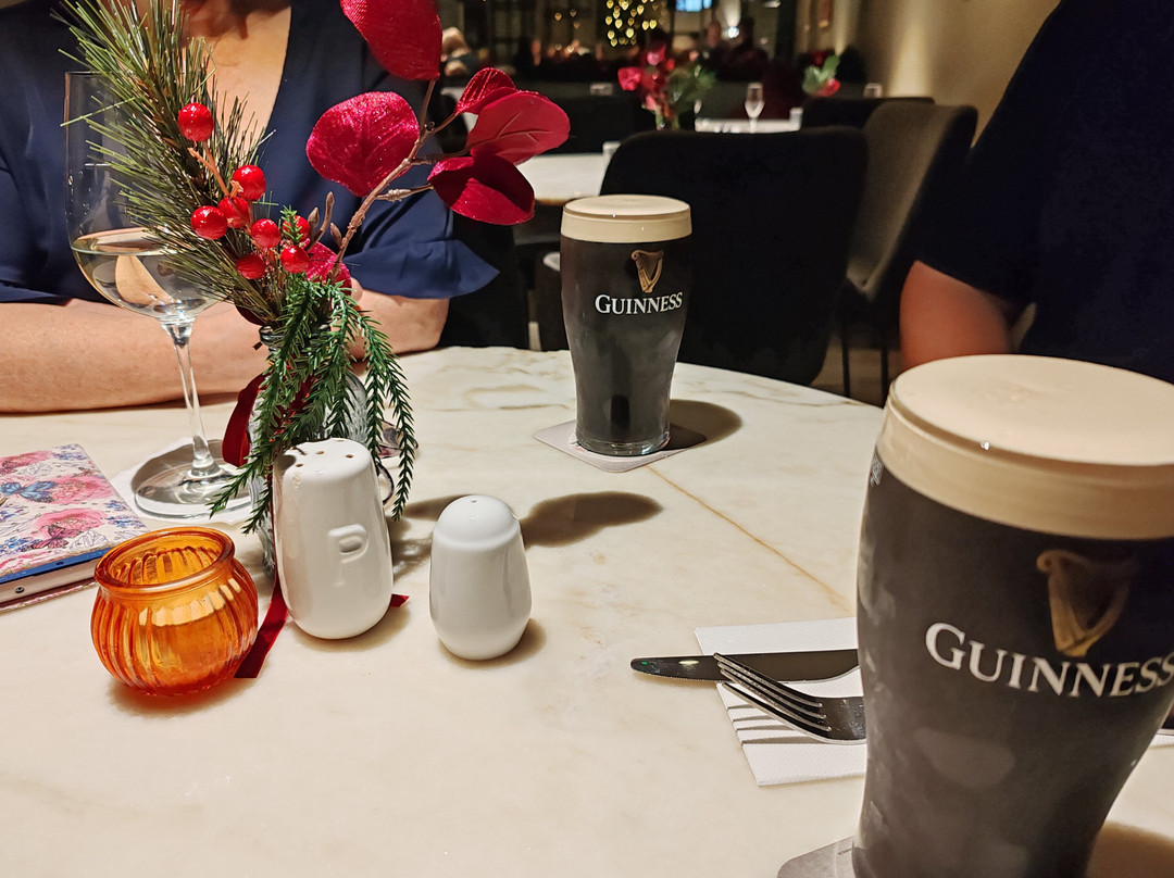 The Village Hotel, Bar & Restaurant主图