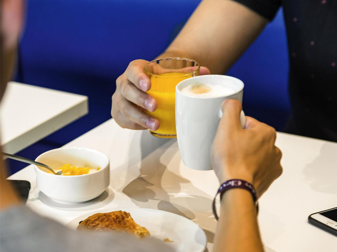 宜必思快捷布兰肯贝赫酒店主图